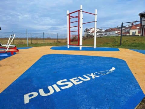 Aire de fitness et street workout avec design actif au sol