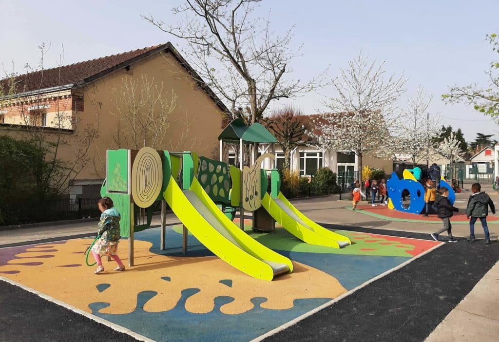 Aire de jeux aménagée dans une école