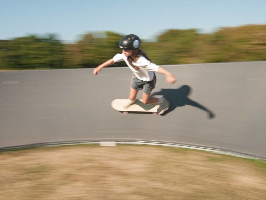 Utilisation d'un skateboard sur une piste de pumptrack modulaire