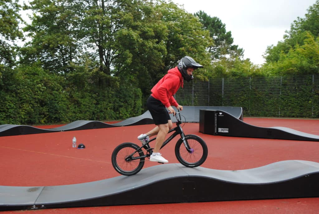 Un BMX sur une piste de pumptrack modulaire