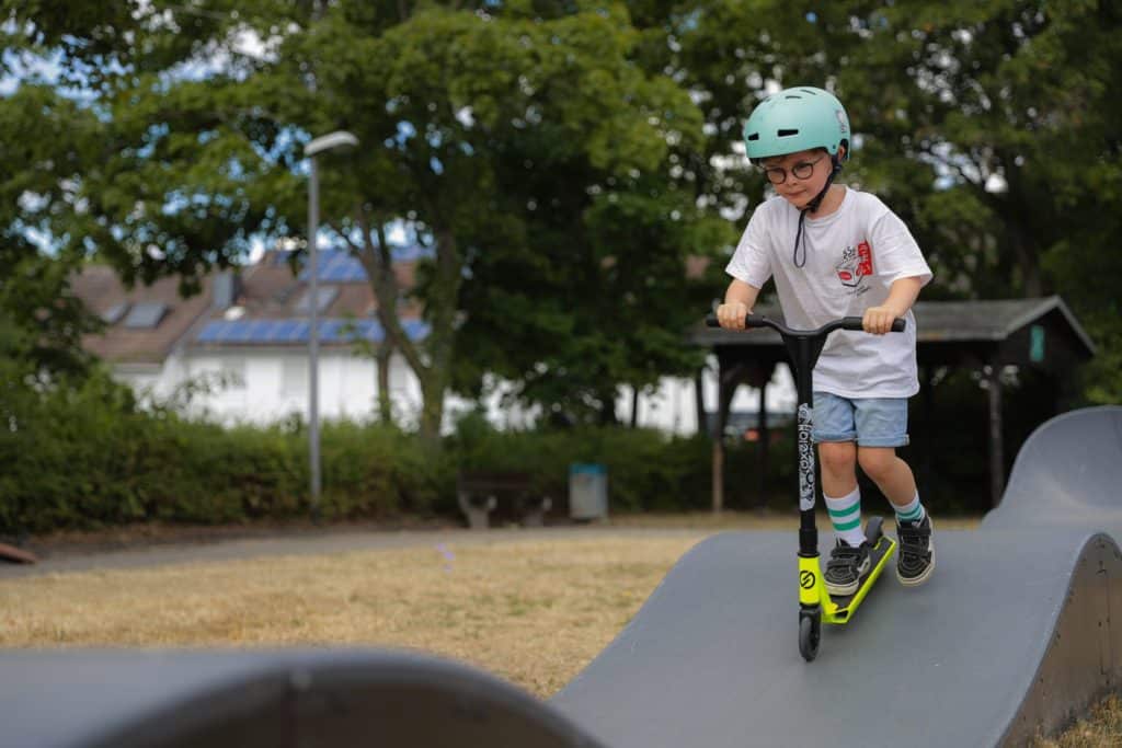 Utilisation d'une trottinette sur un pumptrack modulaire