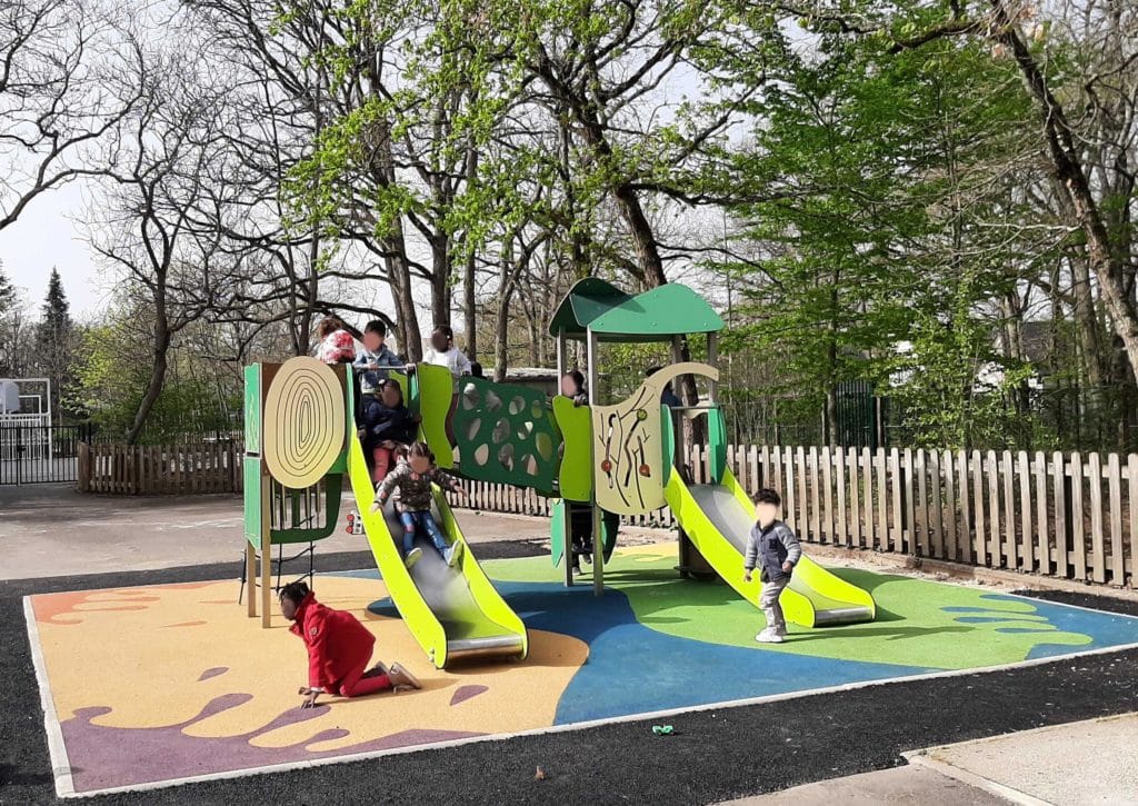 Aire de jeux maternelle avec structure ludique avec double toboggan, sol souple coulé coloré