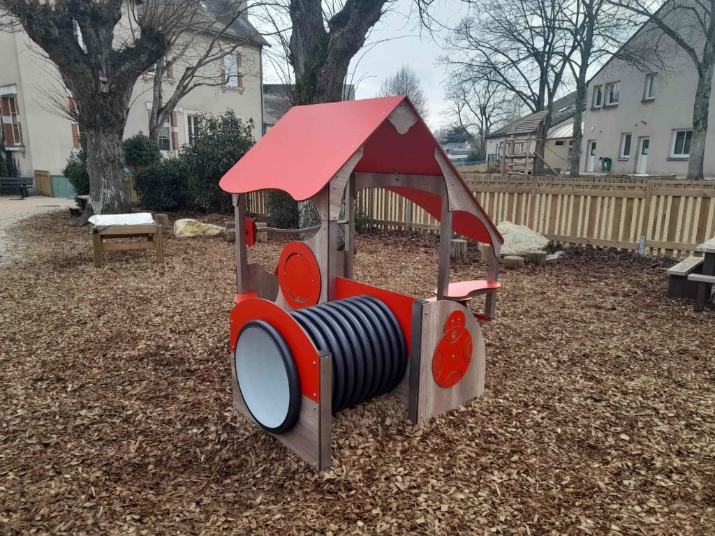 Cabane de jeu dans une cour oasis scolaire.