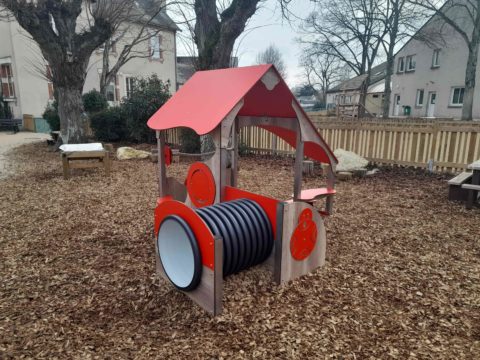 Cabane de jeu dans une cour oasis scolaire.