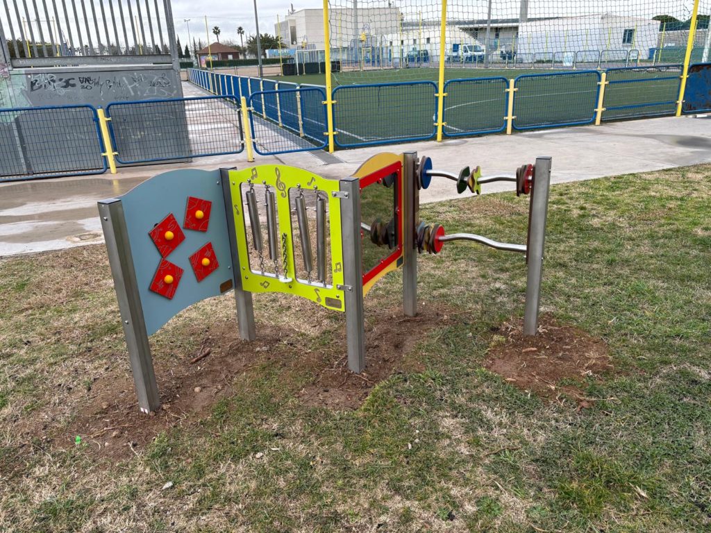 Structure ludique pour enfants avec jeux interactifs et activités sensorielles installée sur gazon.