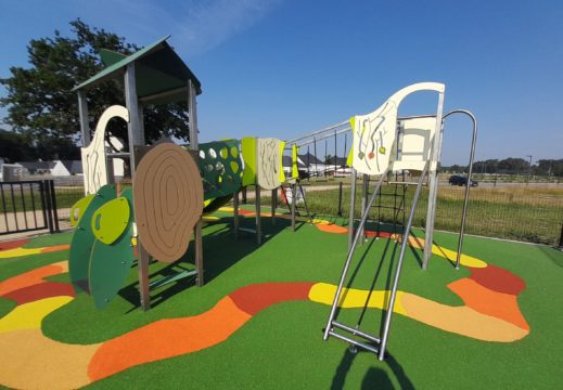 Aire de jeux thématique pour enfants inspirée de la nature, comprenant un tunnel, des panneaux ludiques et un toboggan.