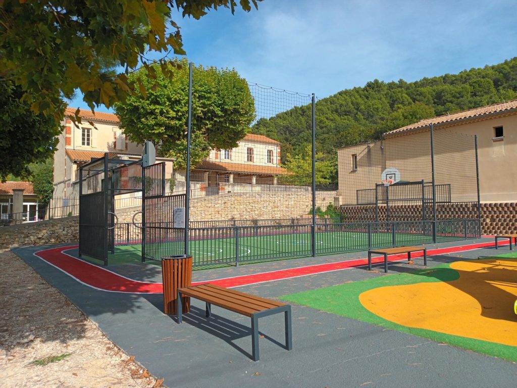 terrain multisports, bancs publics et revêtement coloré