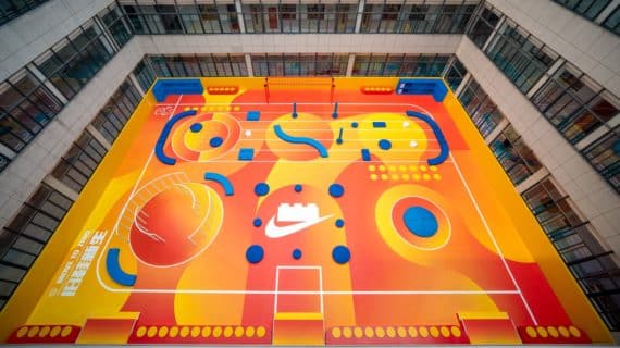 Vue plongeante aire de jeux modulaire LEGO Nike avec modules 3D bleus cour d'école