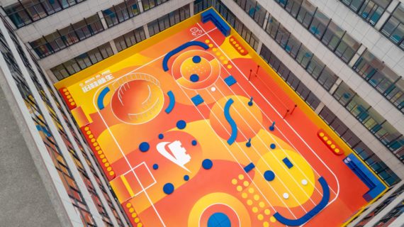 Vue aérienne oblique aire de jeux modulaire LEGO Nike école chinoise urbaine