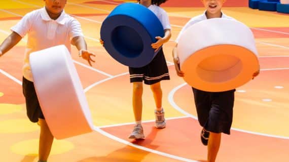 Élèves transportant modules géants aire de jeux modulaire LEGO Nike Chine