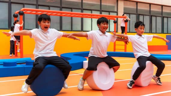 Enfants chinois pratiquant équilibre sur aire de jeux modulaire LEGO Nike