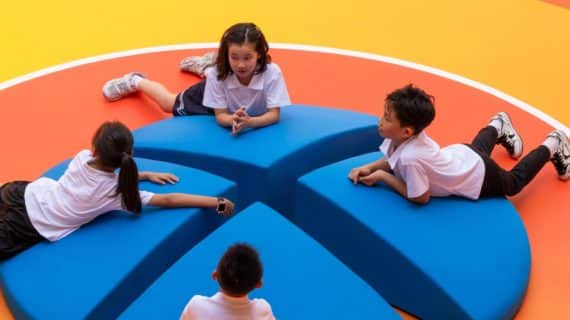 Enfants chinois jouant sur aire de jeux modulaire LEGO x Nike