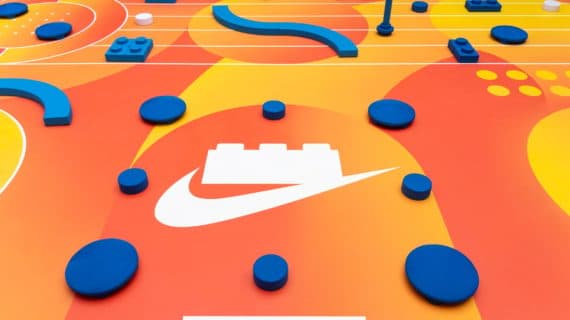 Détail centre aire de jeux modulaire LEGO Nike avec logo et modules bleus