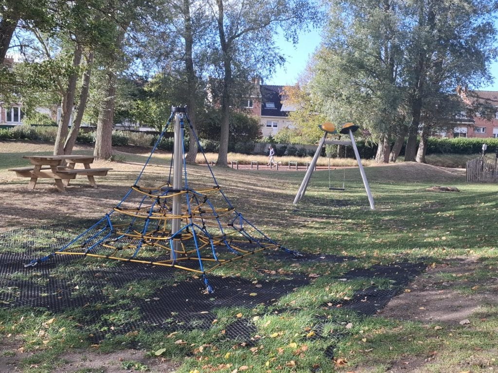 Pyramide de cordes au centre d’une aire de jeux urbaine avec dalle grass sécurité