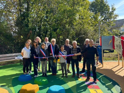 Inauguration officielle d’une aire de jeux avec élus, enfants et habitants lors de la coupe du ruban.