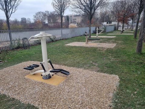 Équipements de fitness extérieur blanc au parc des docks à Saint Ouen.