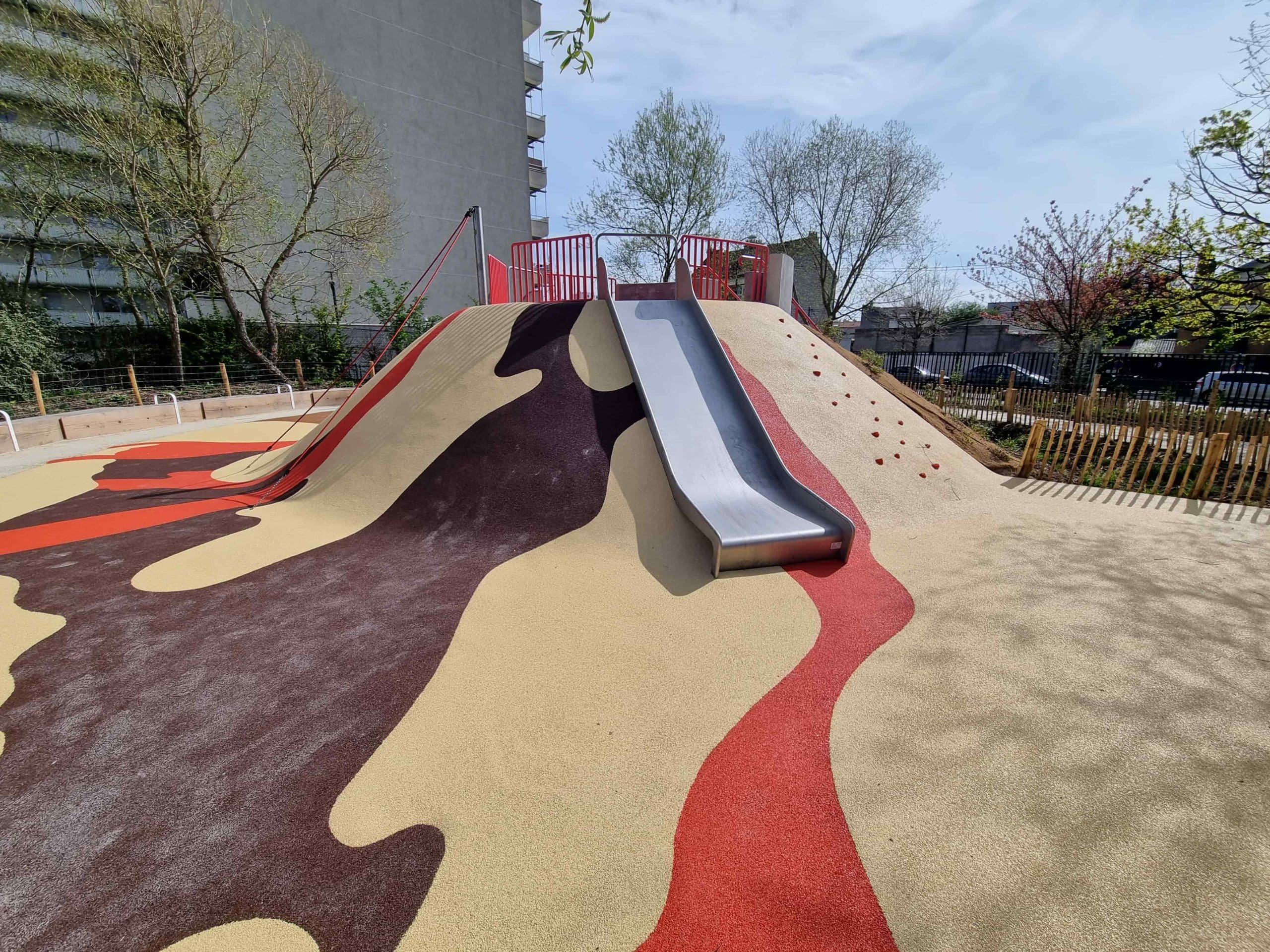 Aire de jeux sur butte : Le design volcanique du Square Jollois