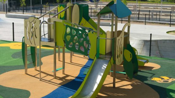Structure jeux enfants multi activités de couleur verte sol souple en EPDM