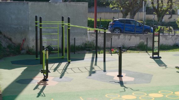 Zone fitness extérieure avec station de street workout : échelle horizontale, espalier, barres de traction et appareils de musculation au Pennes Mirabeau dans les Bouches du Rhône.