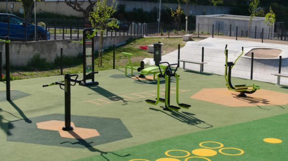 Vue espace fitness extérieur avec des équipements de musculation sur sol souple en EPDM avec du design actif.