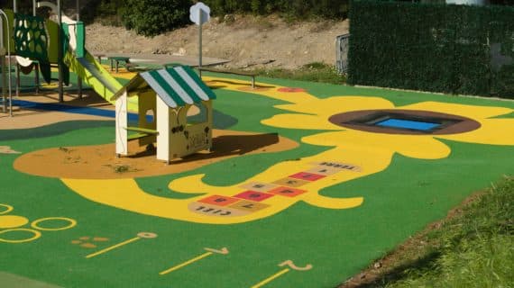 Design actif sur sol souple en EPDM coloré avec jeux marelle, fleurs et exercices de parcours au Pennes Mirabeau dans les Bouches du Rhône