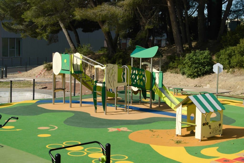 Structure jeux multi-activités de la gamme Organik avec cabane sur sol souple EPPM au Pennes Mirabeau dans les Bouches du Rhône.