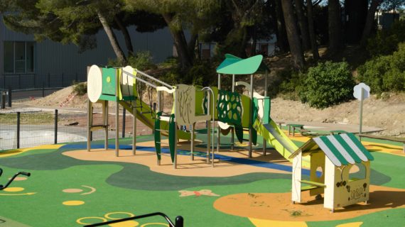 Structure jeux multi-activités de la gamme Organik avec cabane sur sol souple EPPM au Pennes Mirabeau dans les Bouches du Rhône.
