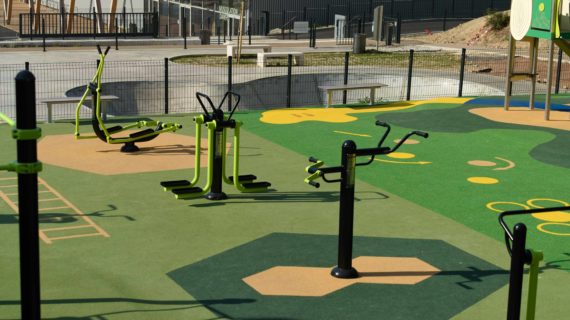 Espace fitness extérieur équipements de musculation sur sol souple en EPDM avec motifs hexagonaux au Pennes Mirabeau dans les Bouches du Rhône