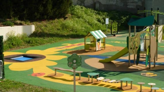 Vue aire de jeux avec le parcours de santé, trampoline, maisonnette et la structure multi activités sur un sol souple en EPDM avec du design actif au Pennes Mirabeau dans les Bouches du Rhône