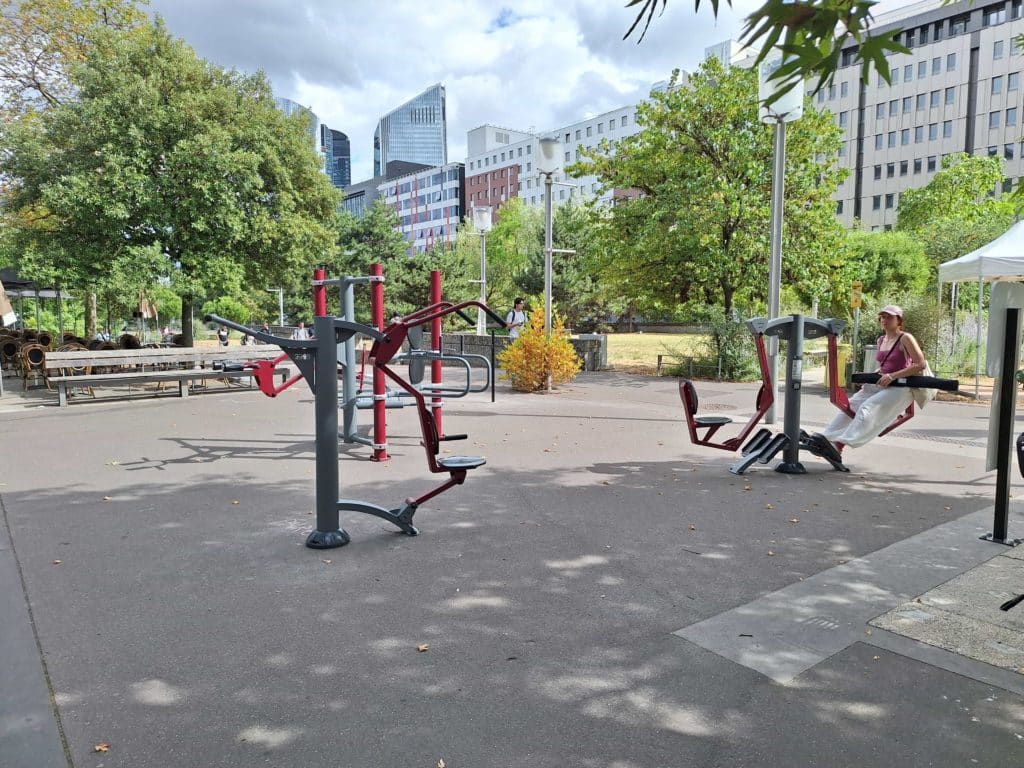 Aire fitness extérieure réalisé dans le cadre d'un budget participatif dans le quartier des terrasses.