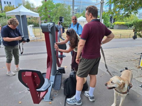 Habitants testant les équipements de fitness lors de l'inauguration dans les quartier des terrasses à Nanterre.
