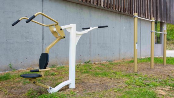 Appareil fitness extérieur duo porteur traction bras sur gazon dans un parc à Clamart