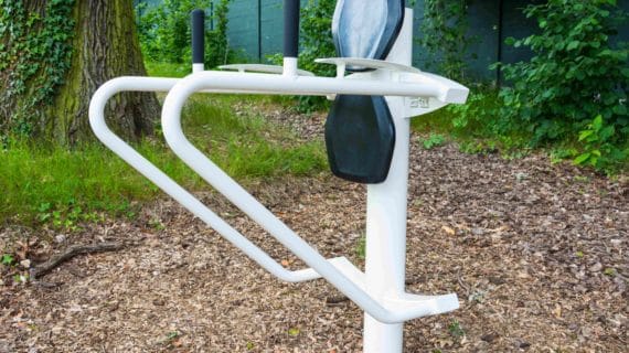 Appareil fitness extérieur dips sur sol en copeaux bois à Clamart