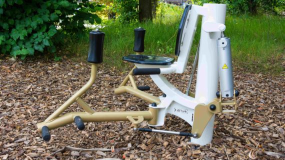 Appareil fitness extérieur pour les adducteurs installé sur un sol copeaux bois à Clamart.