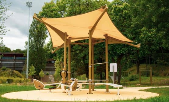 Espace fitness extérieur sous voile d'ombrage beige dans un parc arboré à Clamart
