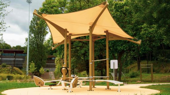 Espace fitness extérieur sous voile d'ombrage beige dans un parc arboré à Clamart
