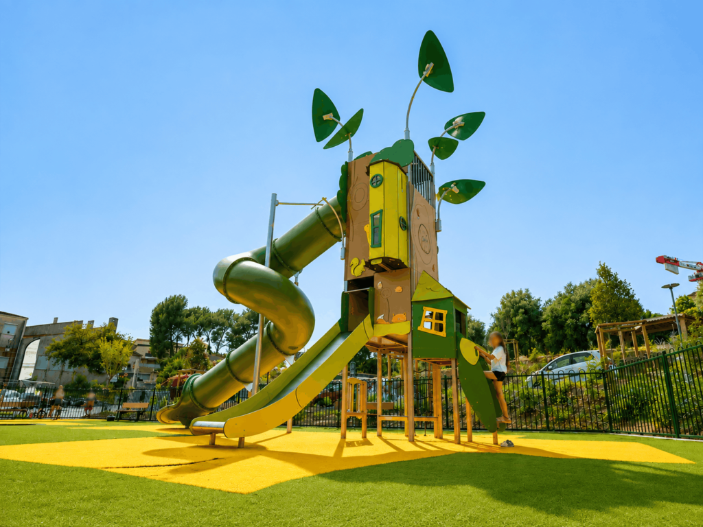 Aire de jeux monumentale thème Organik à Roquette-sur-Siane